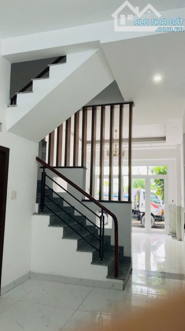 CHỦ NGỘP CẦN BÁN NHÀ 1 TRỆT 2 LẦU MẶT TIỀN HOÀNG HỮU NAM QUẬN 9 58M2/1TY860 SHR
