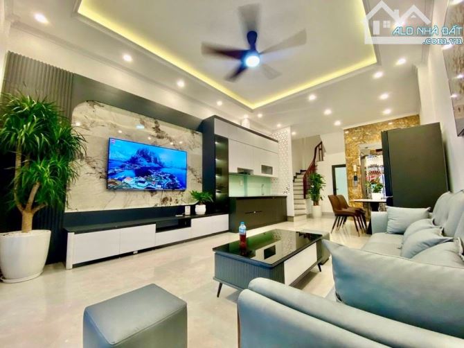 Gara OTO, THANG MÁY phố Vũ Văn Cẩn, quận Hà Đông 55m2 x 5 tầng, nhỉnh 12 tỷ.