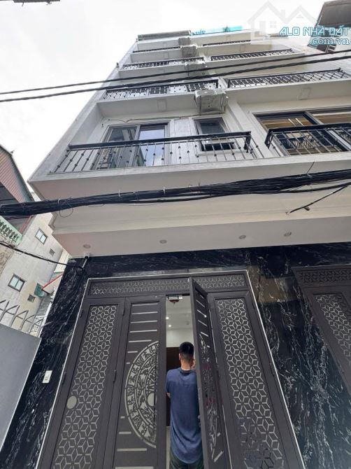 NHÀ ĐẸP - MỚI KINH KONG - OTO CÁCH 50 M - THANG MÁY - HỆ THỐNG PHÒNG CHÁY ĐẦY ĐỦ - VỪA Ở V