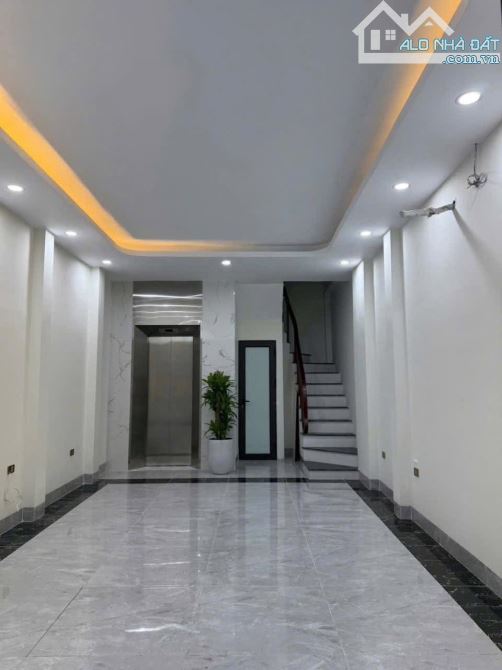 BÁN NHÀ GẦN AEON MALL LONG BIÊN, Ô TÔ VÀO NHÀ, 6 TẦNG THANG MÁY, CÁCH 1 NHÀ RA Ô TÔ TRÁNH