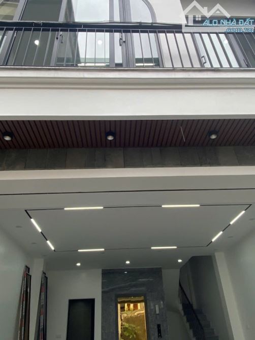 TT THẠCH BÀN - LB - NHÀ ĐẸP TM - GARA DT: 45M² / 6 TẦNG / MT: 5.2M / GIÁ: 11.3 TỶ