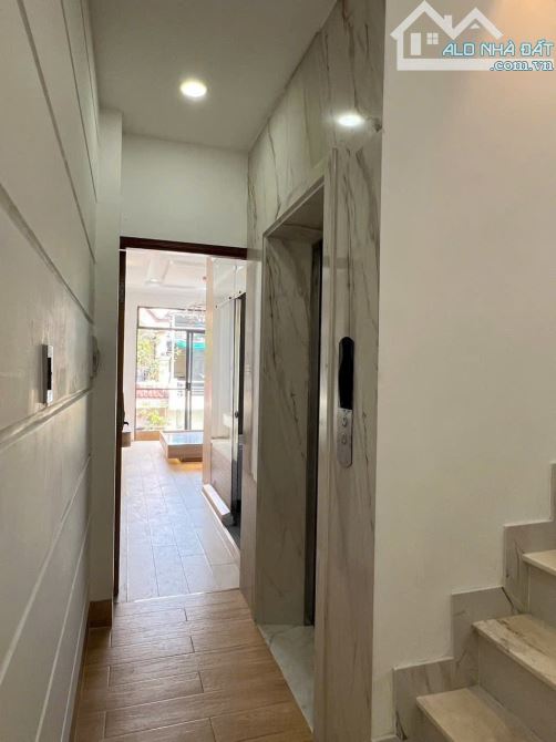 Bán KS ngay chợ Bến Thành, Quận 1, DT: 7.8x20m, CN:118m2, 4 tầng, 20P, 200tr/th, Giá 34tỷ