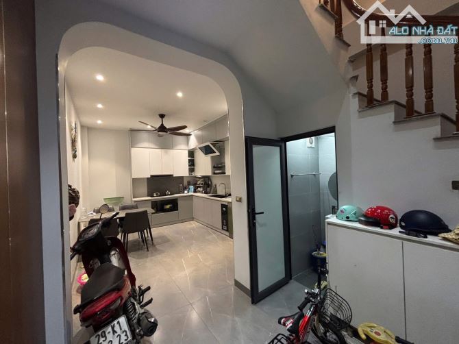 BÁN NHÀ GIẢNG VÕ - ĐỐI DIỆN VINHOMES GALLERY - 56M2 - 5 TẦNG - 15.7 TỶ - Ô TÔ ĐỖ CỬA- HIẾM