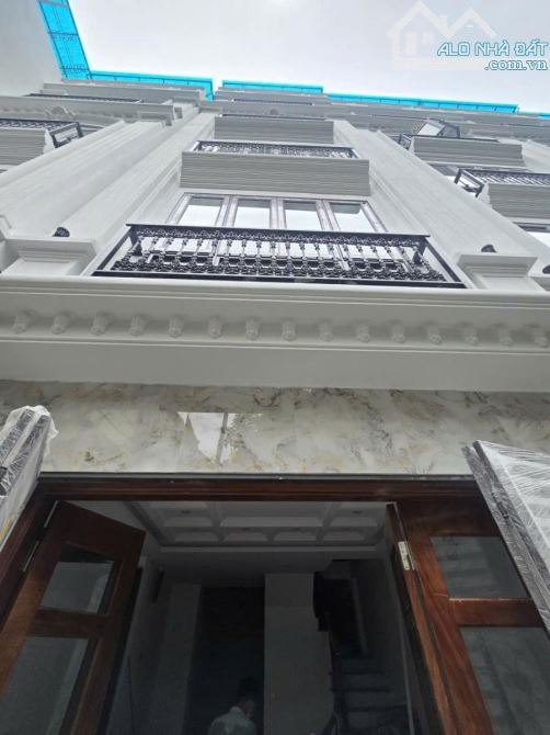 Cần bán nhà mới tinh,sát phố ô tô đỗ gần full nội thất.