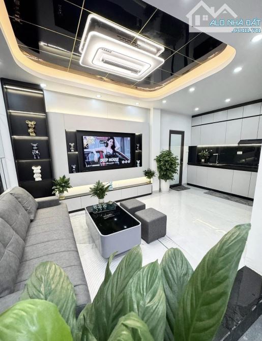 HIẾM CÓ KHÓ TÌM - Hoàng Mai - 40m2 - 5 tầng - 3 gác đỗ cửa - 30 bước ra OTO - Chỉ 8 đồng