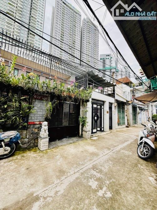 Bán nhà hẻm xe hơi giáp phú mỹ hưng DT: 4*22 giá 6xtoi