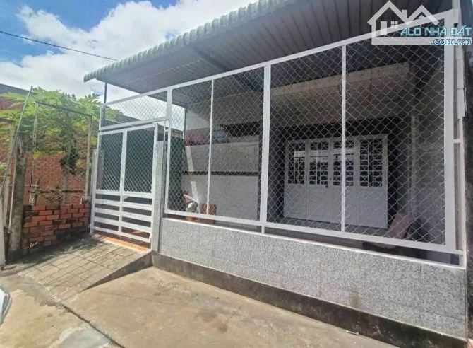 Nhà rẻ gần chợ hoà thuận đường 2,5m khu dân cư