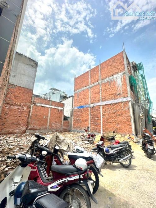 BÁN ĐẤT ĐẸP SÁT TỈN.H LỘ 10 - KHU TÊN LỬ.A - ÔTÔ VÀO NGỦ ( 10X11M )