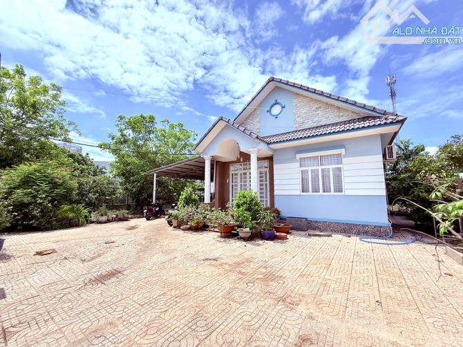 Nhà lớn+ đất hơn 600m2 full thổ cư Tân Hiệp HÓc Môn. Chỉ khoảng 17tr/m2. Sổ riêng đẹp.