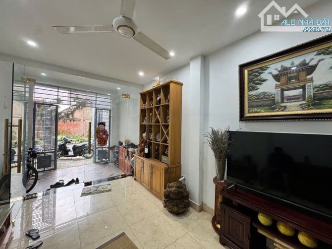 Nhà 3T Đông Dư/ 48m, 3.5m tiền, 6.8 tỷ / Full nội thất, Ô tô đỗ cổng