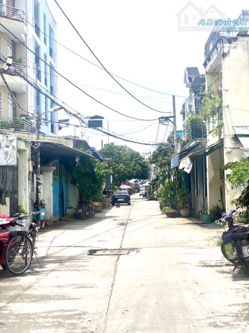 NHÀ 3 TẦNG NGAY BÌNH TRỊ ĐÔNG - DT 130M - NGANG LỚN GẦN 7M - ĐƯỜNG XE TẢI THÔNG - GẦN 4 XÃ