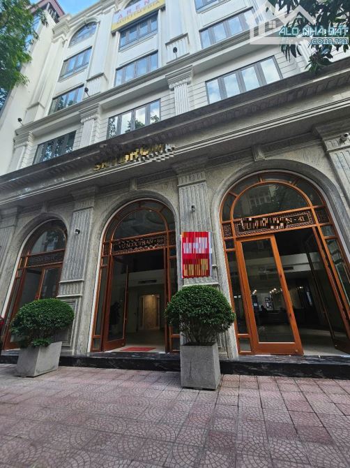 Cho thuê biệt thự ở Quảng An 300m2 x 2 tầng, MT 15m làm café, Showroom, VP