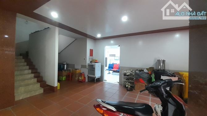NAQ07 💥 💥 CHO THUÊ TÒA NHÀ GÓC 2  MẶT TIỀN ( 18 *31m) TRỤC CHÍNH 8 LÀN XE  ĐƯỜNG NGUYỄN - 11