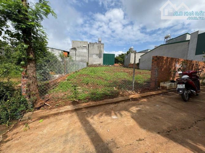 BÁN LÔ ĐẤT SIÊU TO – SÁT CỔNG SAU ĐẠI HỌC TÂY NGUYÊN  4 tỷ 5 
Vị trí cực kỳ đắt giá – - 1