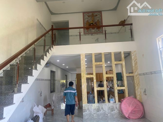 Bán căn nhà đẹp 1 trệt 1 tum mặt tiền đường nhựa xã Hồ Tràm, tp Hồ Chí Minh - 1