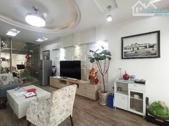 💥Nhà dân xây - lô góc - gần mặt phố - gần ô tô.  👉HOÀNG NHƯ TIẾP. Diện tích 51 m. 4 tầng - 1
