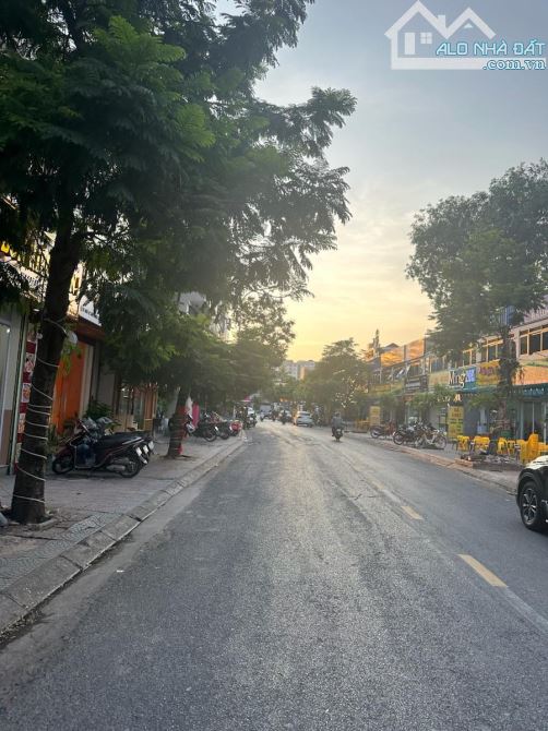 Siêu phẩm lô góc Tư Đình – Ngõ thông, ô tô đỗ cửa – Giá trị tăng tốc cùng Cầu Trần Hưng Đạ - 1