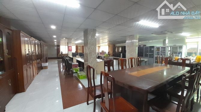 NAQ07 💥 💥 CHO THUÊ TÒA NHÀ GÓC 2  MẶT TIỀN ( 18 *31m) TRỤC CHÍNH 8 LÀN XE  ĐƯỜNG NGUYỄN - 1