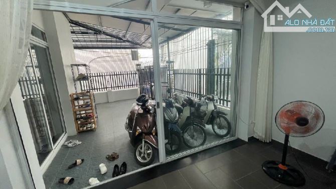 Bán nhà phố Nhổn, 112m2, 3 tầng, lô góc, mặt tiền 8,6m, ô tô vào nhà, giá 16,5 tỷ. - 1