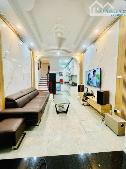 Ngõ nông vài bước ra Đường Láng, DT 35m2 5 tầng, Giá 8.5 tỷ - 1
