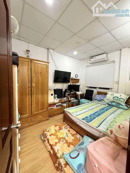 Bán Gấp nhà Lê Đình Thám Tân Phú hẻm 1 sẹc xe hơi đỗ cổng 57m2,2 Tầng Nhỉnh 4 tỷ2 - 1