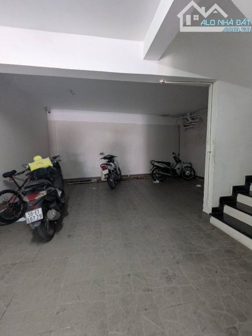 nhà có doanh thu 35 triệu/tháng, trước nhà có vỉa hè, 15 phòng - 1