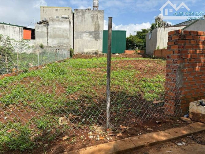 BÁN LÔ ĐẤT SIÊU TO – SÁT CỔNG SAU ĐẠI HỌC TÂY NGUYÊN  4 tỷ 5 
Vị trí cực kỳ đắt giá – - 2