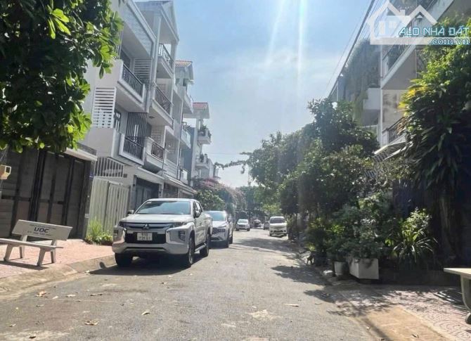 Bán gấp đất ngay ngã 3 Man Thiện - Lê Văn Việt, Tăng Nhơn Phú. Giá 4 tỷ/64m2 - 2