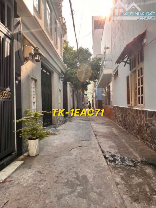 LẠC LONG QUÂN - P8 - 4.3x13 - 3 TẦNG - 3PN - NHỈNH 4 TỶ - 2