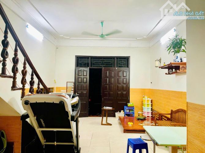 PHỐ CẦU GIẤY - DT 106M2 x 3T - MT 5M - 21,9 TỶ - NỞ HẬU - NGÕ XE MÁY TRÁNH - GẦN PHỐ - 2