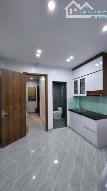 NHÀ ĐẸP - MỚI KINH KONG - OTO CÁCH 50 M - THANG MÁY - HỆ THỐNG PHÒNG CHÁY ĐẦY ĐỦ - VỪA Ở V - 2