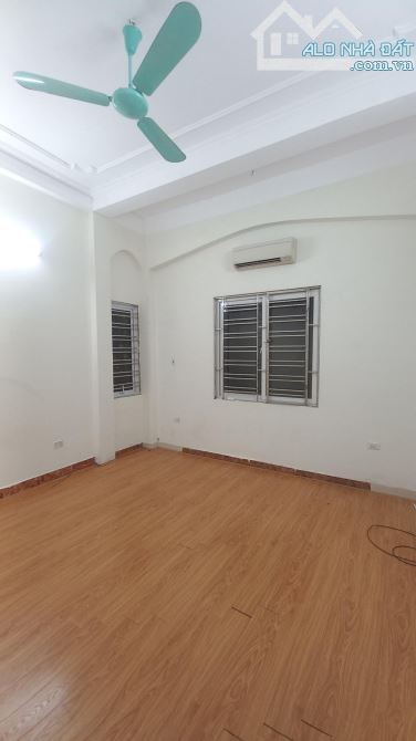 Bán nhà Cầu Giấy, dân xây, ngõ thông, gần ô tô, kinh doanh - 2