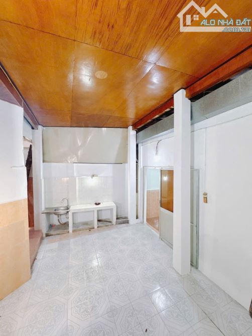 BÁN NHÀ C4 TẠI Q4 PHÙ HỢP XÂY CHDV VÀ XÂY MỚI DT ĐẸP 10*12 GIÁ 7 TỈ KHÔNG QUY HOẠCH SHR - 2
