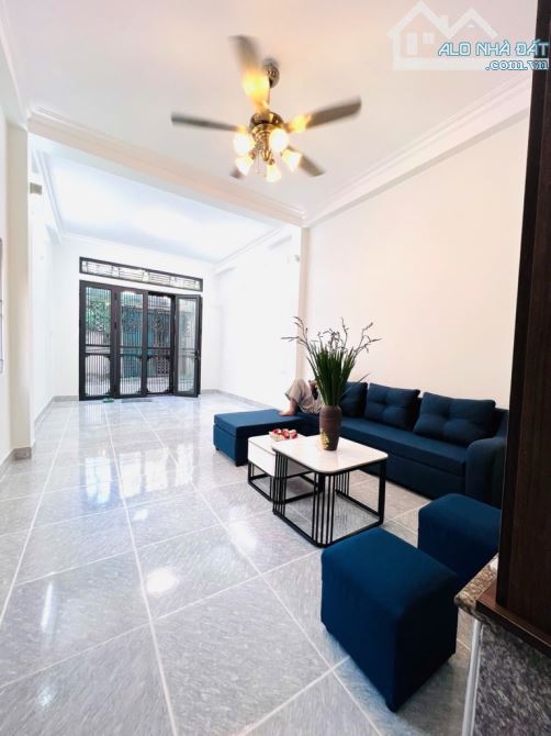 Bán nhà Đức Giang 40m x 4T, lô góc, oto đỗ cửa. LH - 2