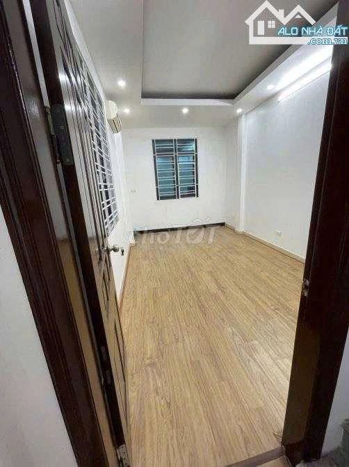 Cho thuê nguyên căn nhà tại ngõ 267 Trích Sài, Tây Hồ. DT 33m 4 tầng, giá 20tr - 2