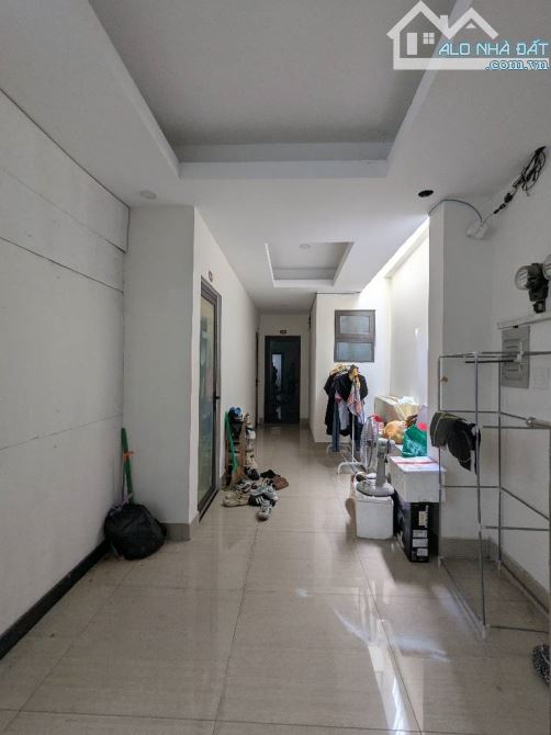 nhà có doanh thu 35 triệu/tháng, trước nhà có vỉa hè, 15 phòng - 2