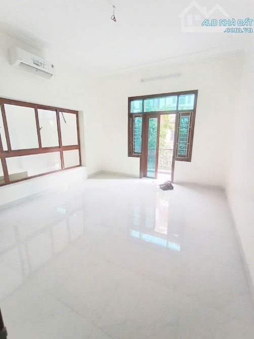 Cho thuê biệt thự Simco Vạn Phúc. DT 200m2, 4 tầng thang máy. full điều hòa. Giá 35tr - 3