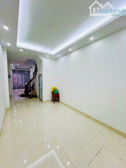 BÁN NHÀ PHÂN LÔ CẦU GIẤY - Ô TÔ TRÁNH, VỈA HÈ - 42m2, NHỈNH 18 TỶ - 3