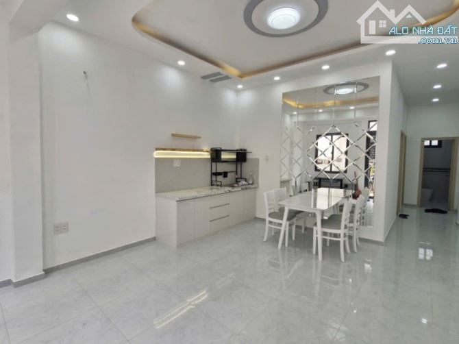 Nhà Cấp 4 Gần Đại Học Tài Chính Marketing, 54m², Hẻm Xe Hơi 6m, Giá Đầu Tư - 3