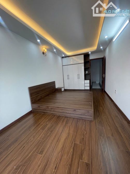 BÁN NHÀ ĐƯỜNG BÁT KHỐI - LONG BIÊN - 42M - 5 TẦNG - Ô TRÁNH - NGỦ TRONG NHÀ - 6,25 TỶ - 4