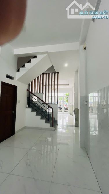 CHỦ NGỘP CẦN BÁN NHÀ 1 TRỆT 2 LẦU MẶT TIỀN HOÀNG HỮU NAM QUẬN 9 58M2/1TY860 SHR - 4