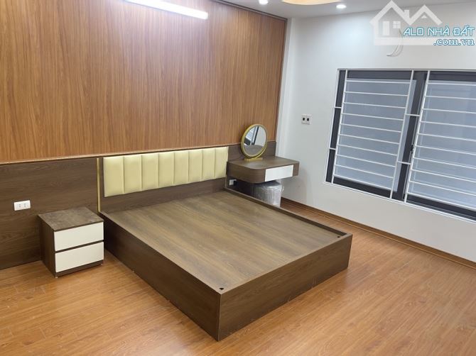 HỘ KHẨU VIỆT HƯNG MÀ CHỈ CÁCH CẦU VĨNH TUY 1 KM - NHÀ MỚI 5 TẦNG - 3 NGỦ - FULL NT - 5,7T - 4