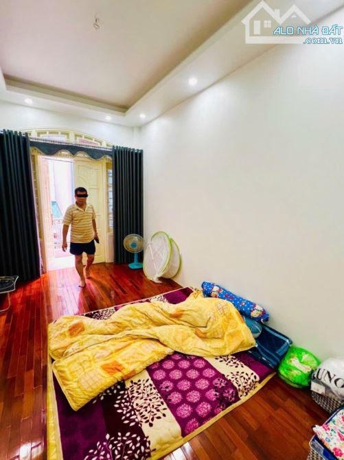 BÁN NHÀ PHÂN LÔ CẦU GIẤY - Ô TÔ TRÁNH, VỈA HÈ - 42m2, NHỈNH 18 TỶ - 4