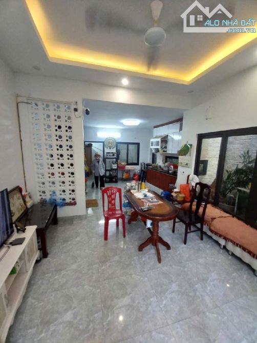 TRUNG TÂM TRÂU QUỲ; KHU CÓ HÀNG NGÀN SINH VIÊN; KINH DOANH; Ô TÔ; 73M; GIÁ 7.3 TỶ - 5