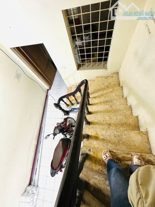 Nguyễn Phúc Lai - Phân lô - Ô tô vào nhà - Nhà dân xây chắc chắn - Mặt tiền 5,3m - 5