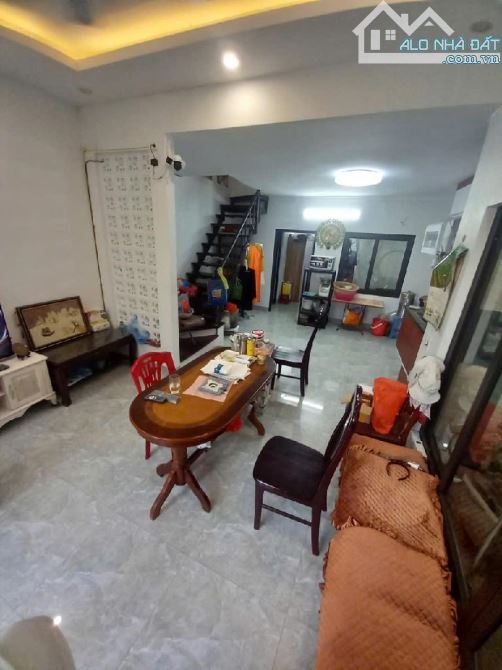 TRUNG TÂM TRÂU QUỲ; KHU CÓ HÀNG NGÀN SINH VIÊN; KINH DOANH; Ô TÔ; 73M; GIÁ 7.3 TỶ - 6