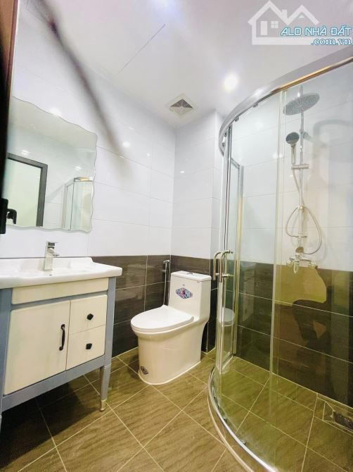 Bán nhà mới phố Hoè Thị, 30m2, 5 tầng, lô góc 3 mặt thoáng, ô tô, nhỉnh 6 tỷ - 7