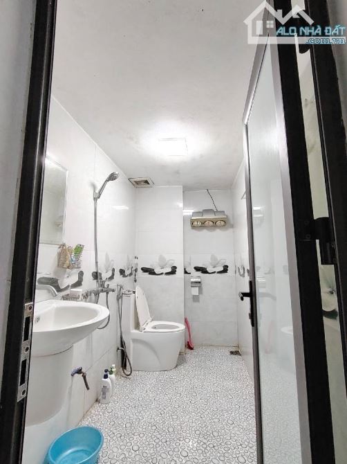Nhà Ô Cách 45m2-3 phòng ngủ- 5.9 tỷ , gần mặt phố, bệnh viện Đức Giang - 7