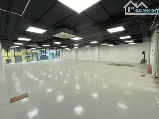 Bán tòa nhà văn phòng mặt phố Lĩnh Nam DT 460m2 x 9 tầng, MT 15m, giá 200 tỷ
