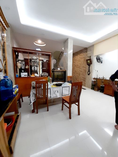 Bán nhà Thanh Xuân, dt70m2 mặt tiền rộng, gần oto ngõ thông, 2 thoáng nhỉnh 12 tỷ